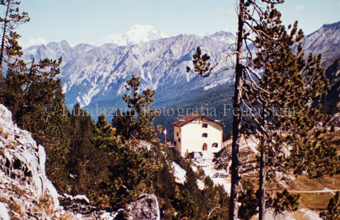 Blick auf Berglandschaft und Ofenpass mit Hotel «Süsom Givè»