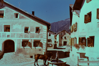 Personen mit Pferd am Brunnen, Fassaden mit Sgraffito