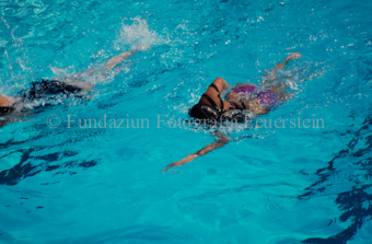 Frauen beim Schwimmen im Schwimmbad
