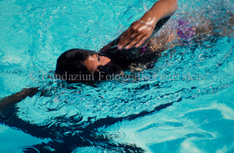 Frau beim Schwimmen im Schwimmbad