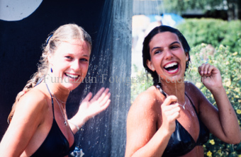 Zwei Frauen beim Duschen nach dem Schwimmen