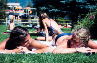 Zwei Frauen beim Sonnenbaden auf Wiese