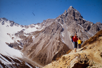 Zwei Frauen beim Wandern in den Bergen