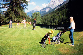 Golfspieler beim Loch