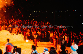 L'Hom Strom, Zuschauermenge beim Abbrennen des Strohmannes in der Nacht