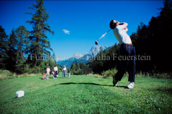 Golfspieler beim Abschlag