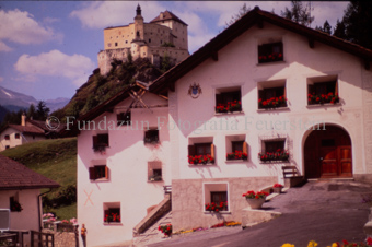 Häuser und Schloss Tarasp