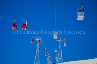 Zwei Gondelseilbahnen im Winter
