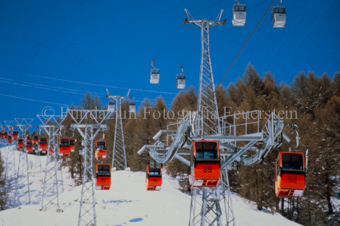Zwei Gondelseilbahnen im Winter