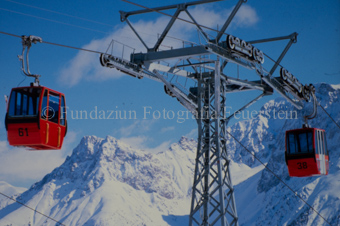 Gondelseilbahn vor Berglandschaft