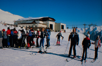 Skifahrer bei Motta Naluns Bergstation