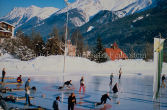 Curlingspieler und Zuschauer auf Eisfeld