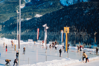 Curlingspieler und Zuschauer auf Eisfeld