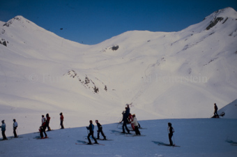 Skifahrer auf Hügelkuppe
