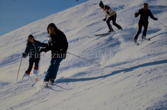 Skifahrer auf Piste, Slalom