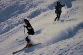 Skifahrer auf Piste, Slalom