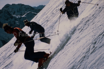 Skifahrer auf Piste, Slalom
