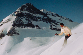 Skifahrer auf Piste, Slalom