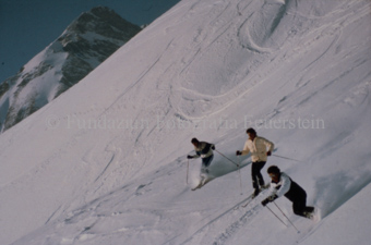Skifahrer auf Piste, Slalom