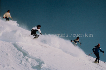 Skifahrer auf Piste, Slalom