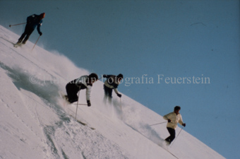 Skifahrer auf Piste, Slalom