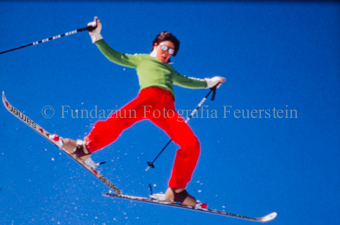 Skiakrobatin im Sprung mit gespreizten Ski