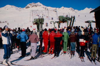 Skifahrer bei Talstation von Schlepplift Schlivera