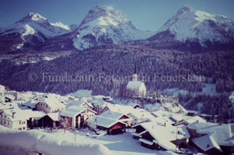 Blick auf verschneites Dorf Scuol mit Kirche