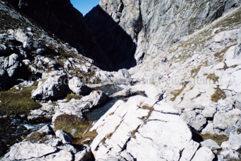 Zwei Wanderer in Felslandschaft