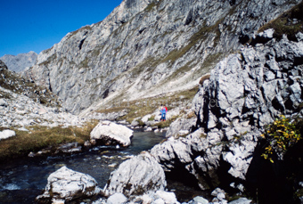 Zwei Wanderer in Felslandschaft, neben Bach