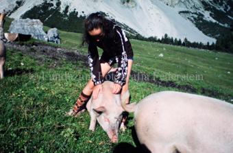 Frau mit Schweinen auf Alp