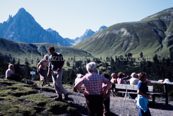 Personen mit Ferngläser in Berglandschaft im Nationalpark, Tierbeobachtungen