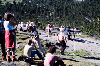 Personen mit Ferngläser in Berglandschaft im Nationalpark, Tierbeobachtungen