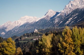 Blick auf Schloss Tarasp und Herbstwald