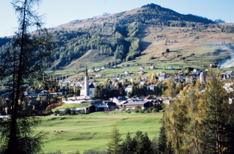 Blick auf Dorf Scuol mit Kirche im Herbst