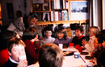 Kinder in der Stube am Tisch
