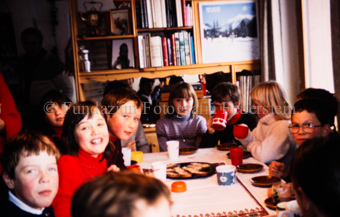 Kinder in der Stube am Tisch