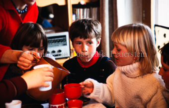 Kinder in der Stube am Tisch