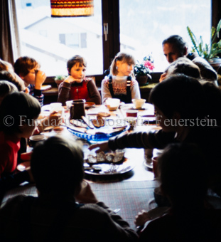 Kinder in der Stube am Tisch