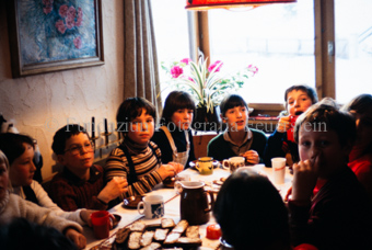 Kinder in der Stube am Tisch