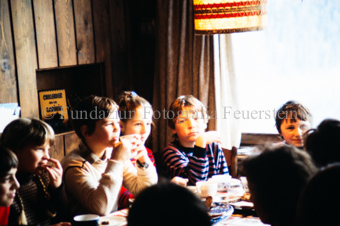 Kinder in der Stube am Tisch