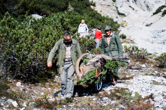 weitere Personen im Hintergrund