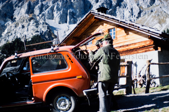 Jäger laden erlegten Steinbock ins Auto vor Hütte