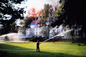Brand im Hotel Waldhaus, Feuerwehrmann mit Schlauch
