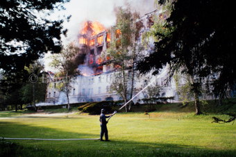 Brand im Hotel Waldhaus, Feuerwehrmann mit Schlauch