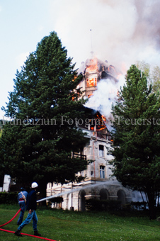 Brand im Hotel Waldhaus, Feuerwehrmann mit Schlauch