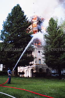 Brand im Hotel Waldhaus, Feuerwehrmann mit Schlauch
