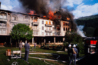 Brand im Hotel Waldhaus, Feuerwehr mit Schläuchen und Tankwagen