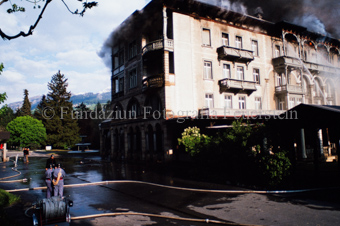 Brand im Hotel Waldhaus, Feuerwehr mit Schläuchen