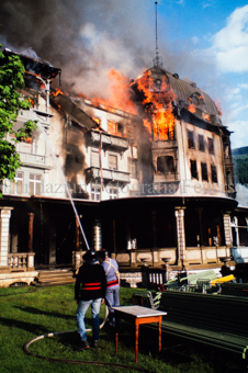 Brand im Hotel Waldhaus, Feuerwehr mit Schläuchen